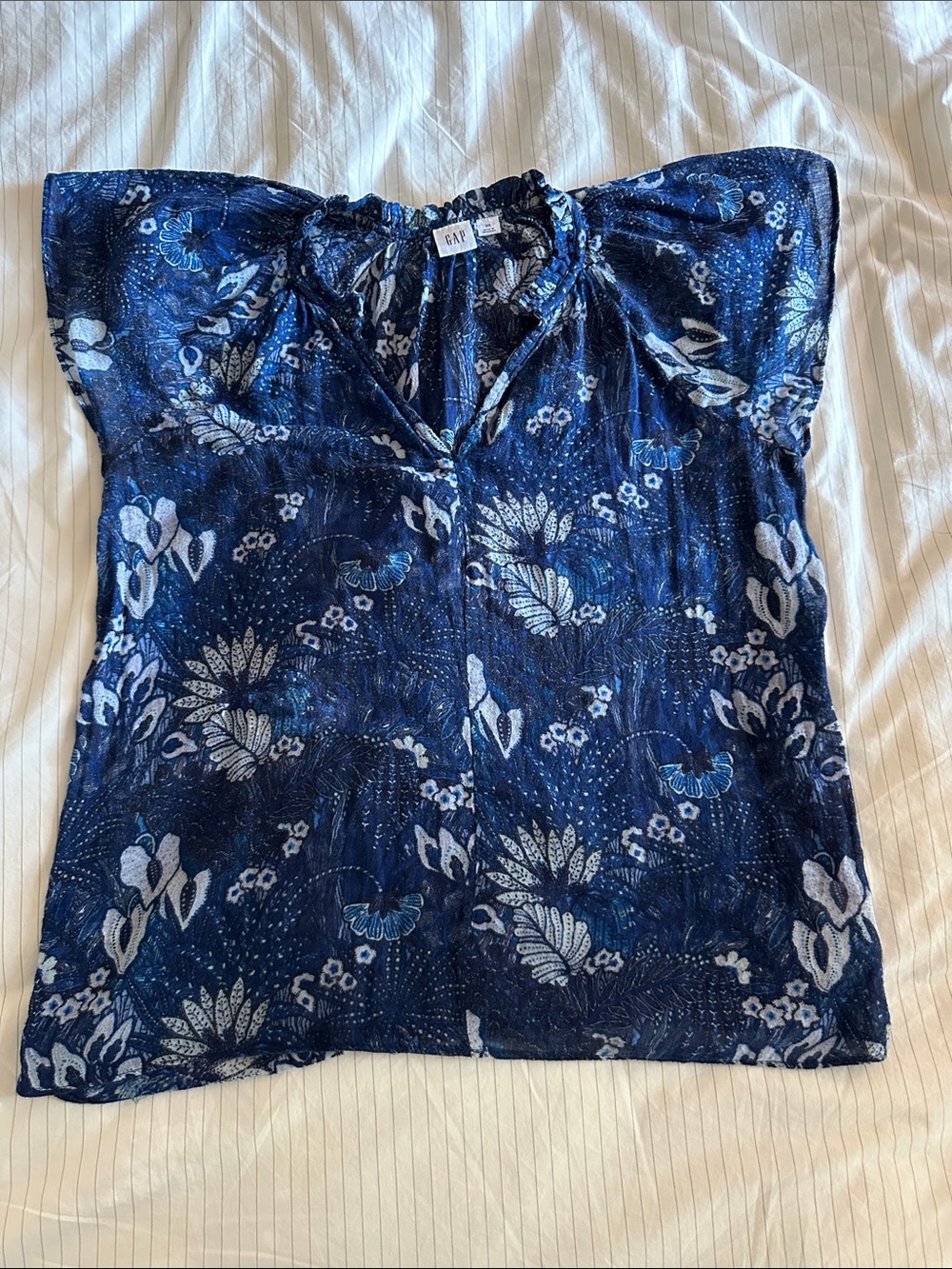 Beautiful Blue Floral Short Sleeve V-Neck Blouse 100% Cotton Gap